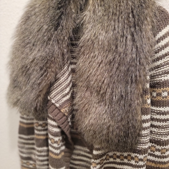 EXPRESS Sweater w/faux fur collar Circa 2012 - Picture 7 of 9